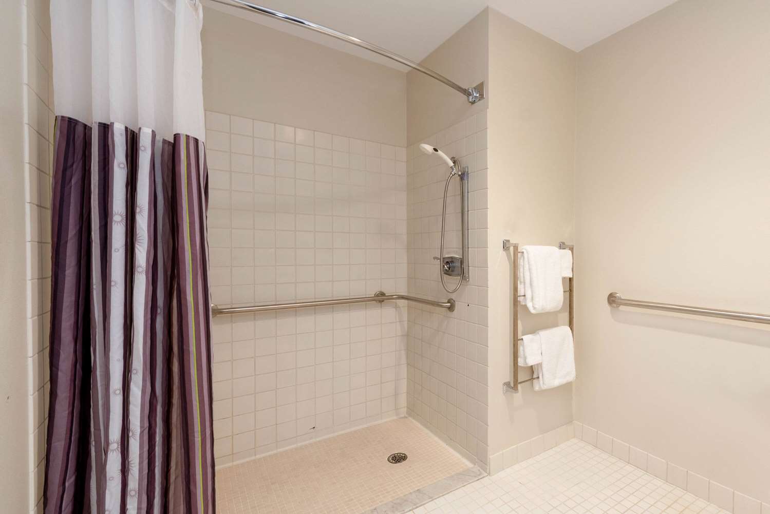 La Quinta Inn & Suites by Wyndham Cleveland Macedonia 46/47