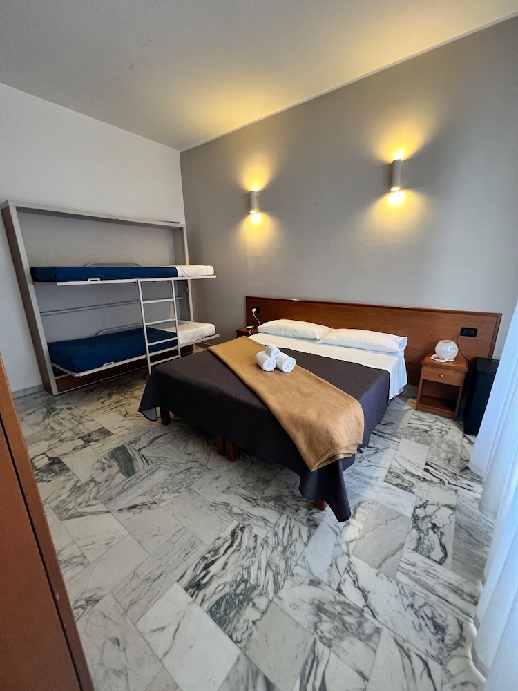 ROOM, TRIPLE