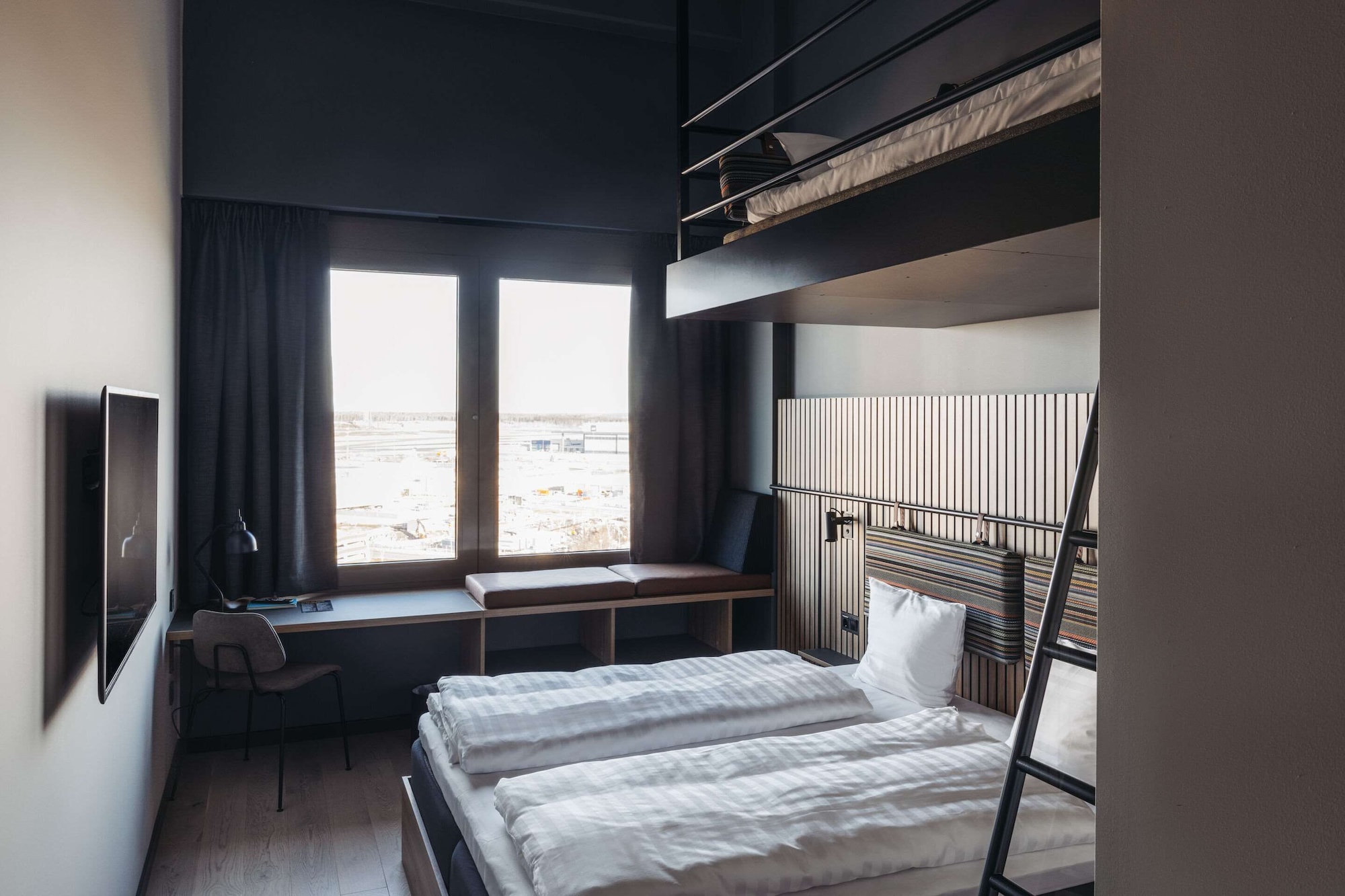 DELUXE, KING BED