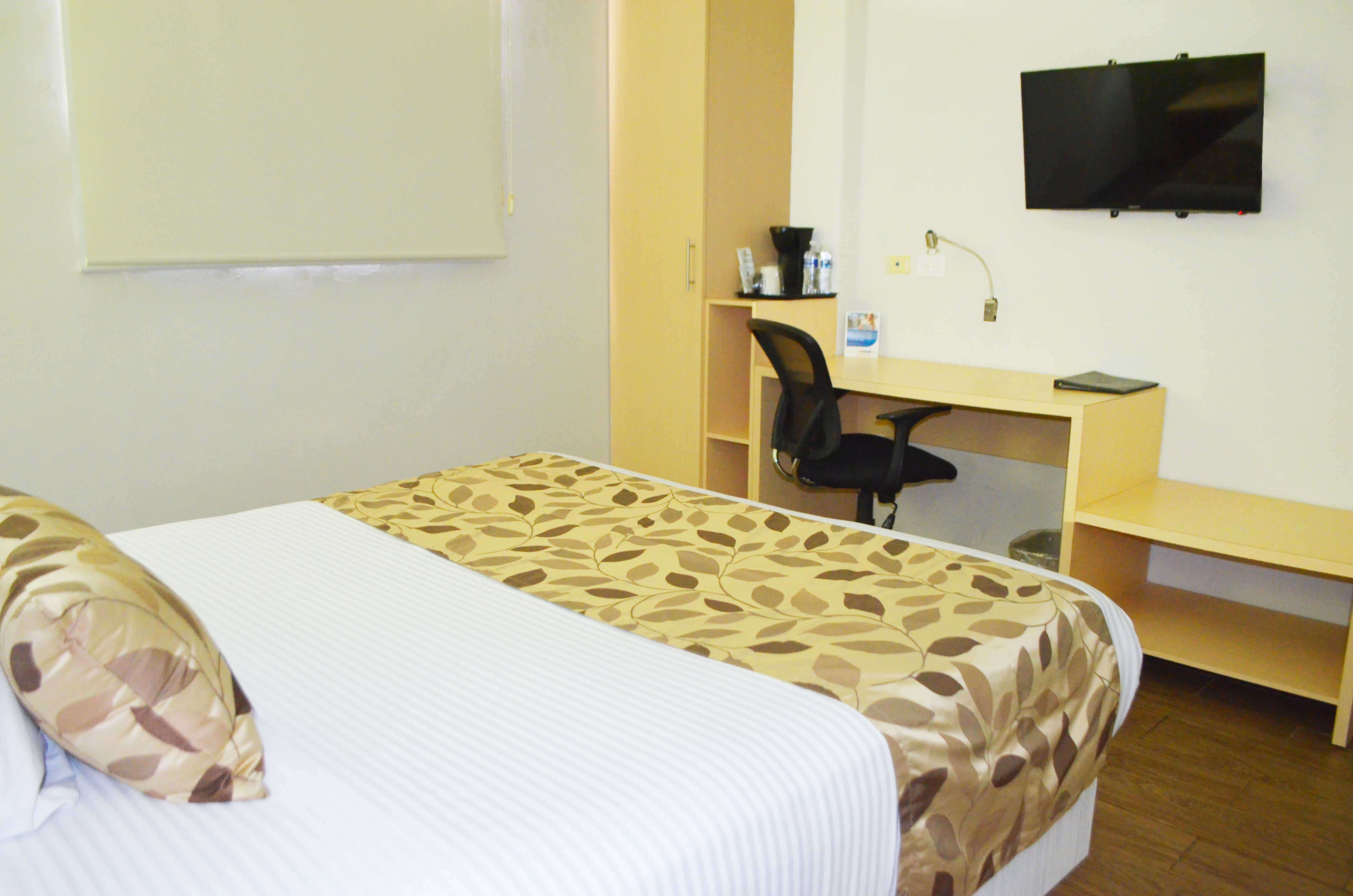 ROOM, QUEEN BED