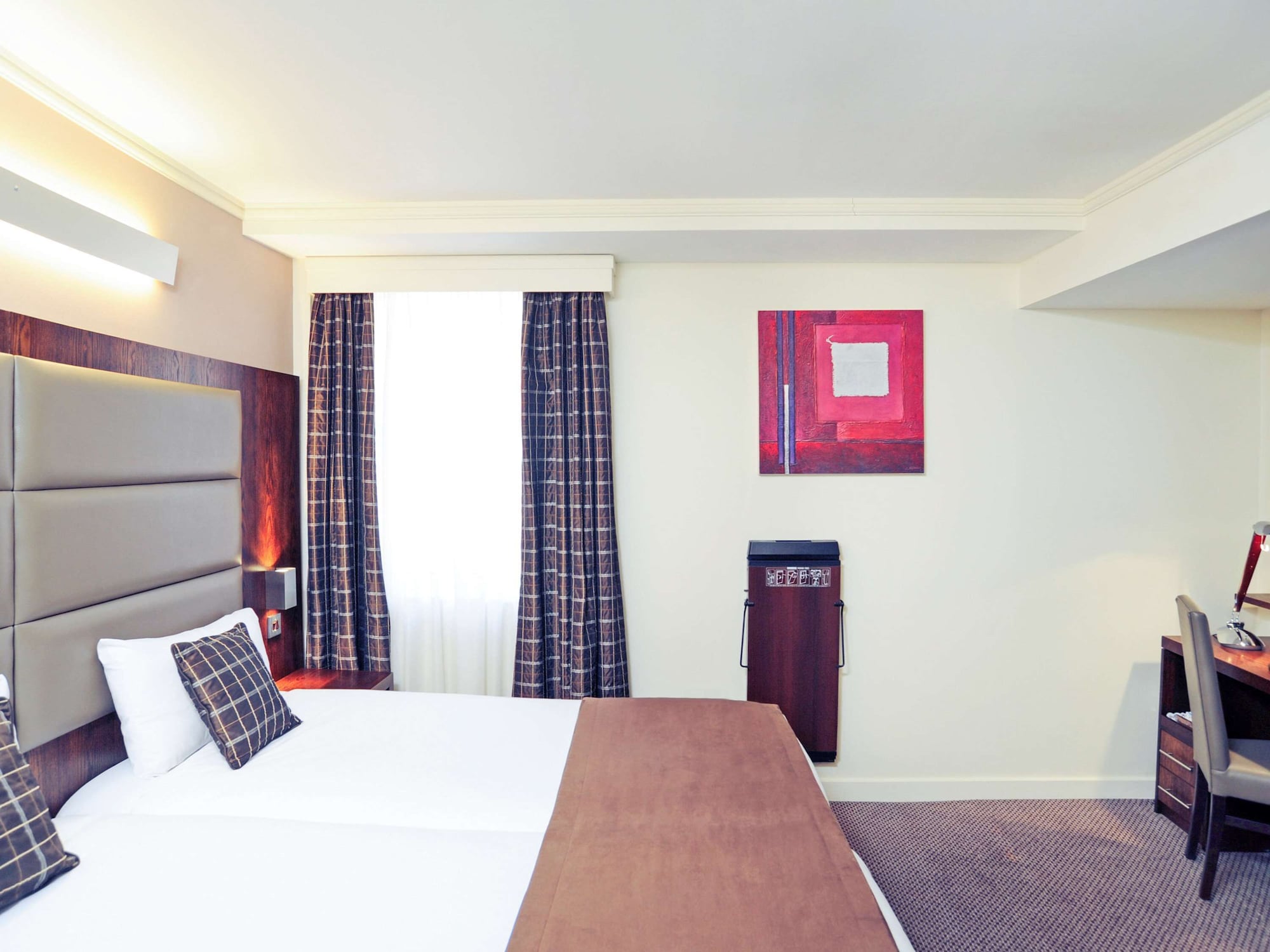 EXECUTIVE, TWIN BEDS