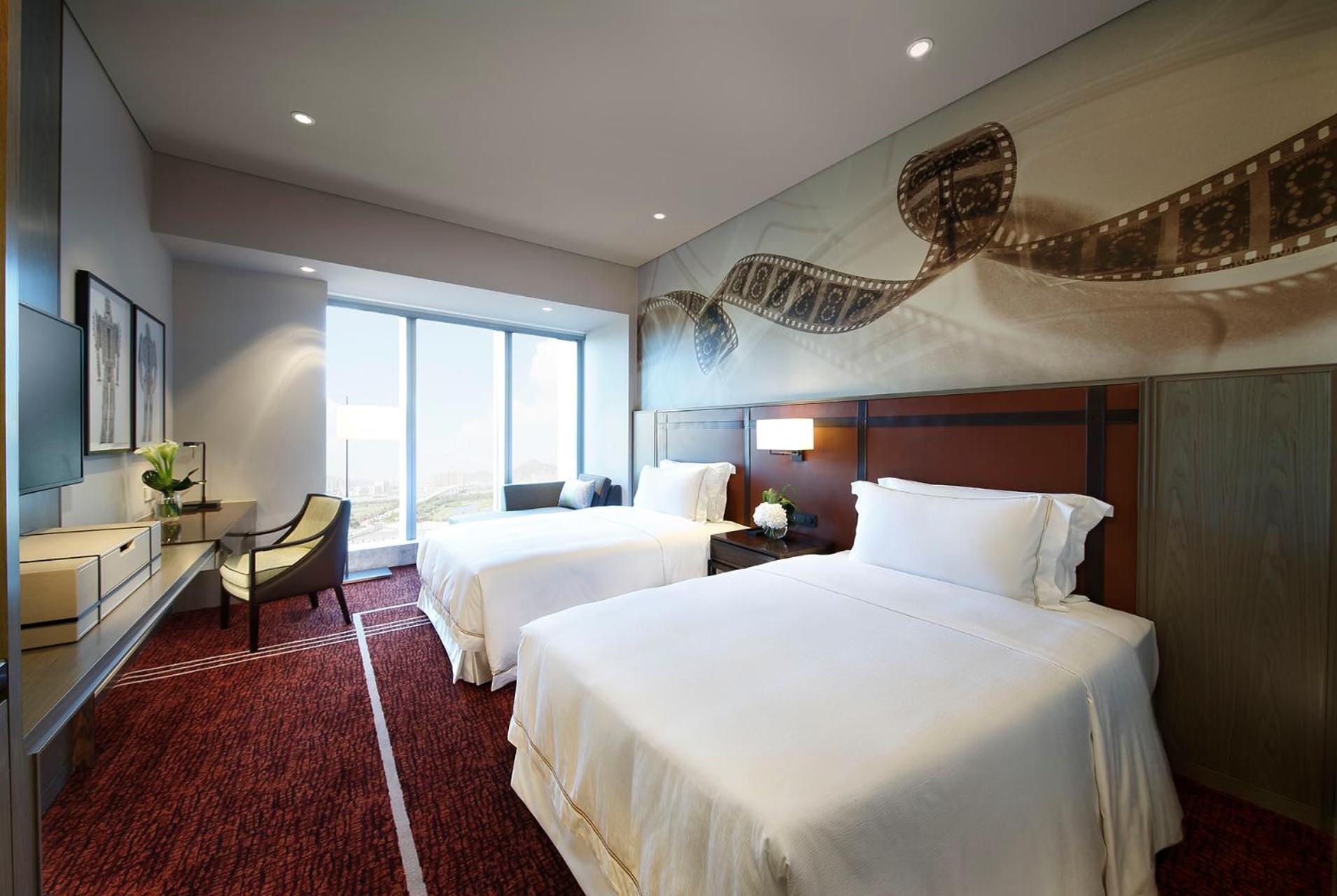 Celebrity, City, Studio, Twin Beds