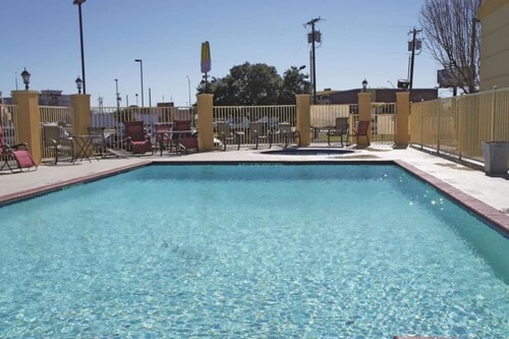 La Quinta Inn and Suites by Wyndham Brownwood 3/37