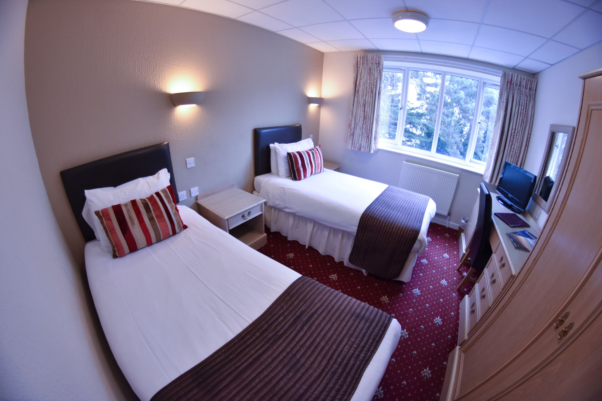 ROOM, TWIN BEDS