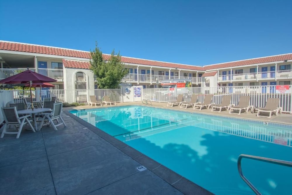 Motel6 Redding, CA - South 22/36