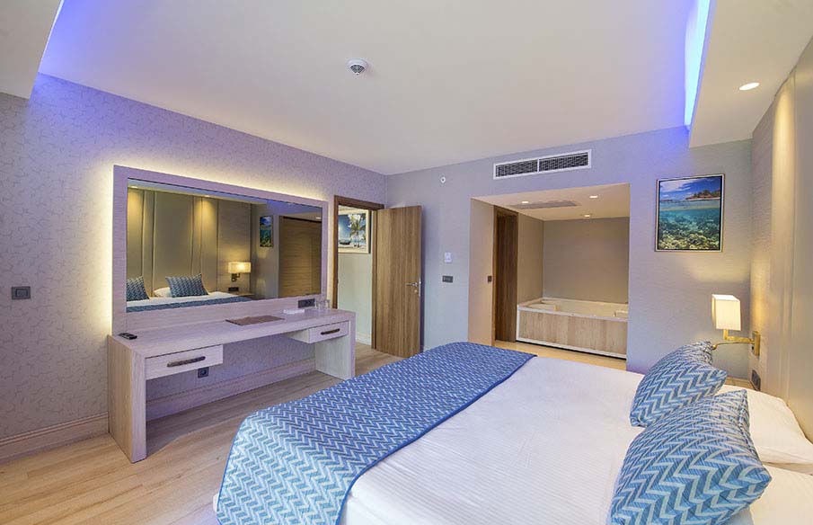 Deluxe Suite with Jacuzzi Land Side