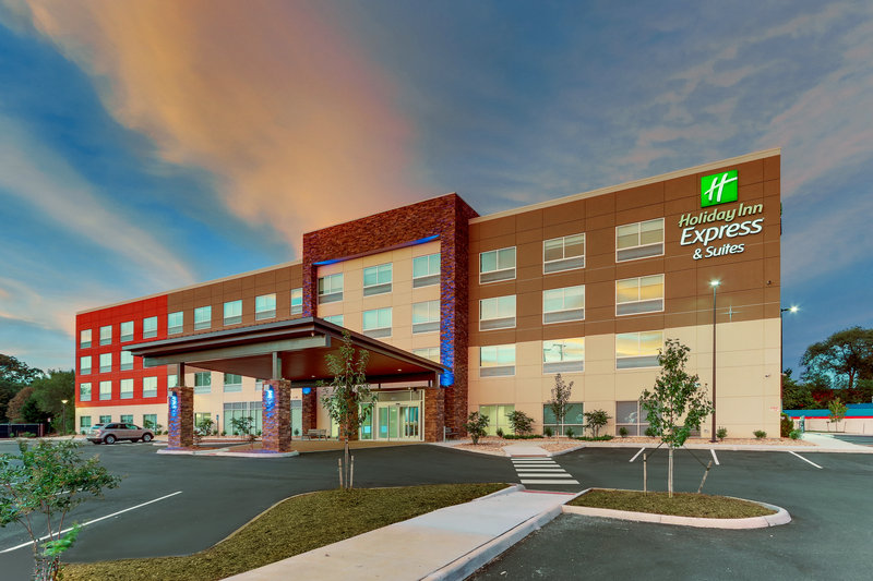Holiday Inn Express and Suites Roanoke Civic Center 2/34