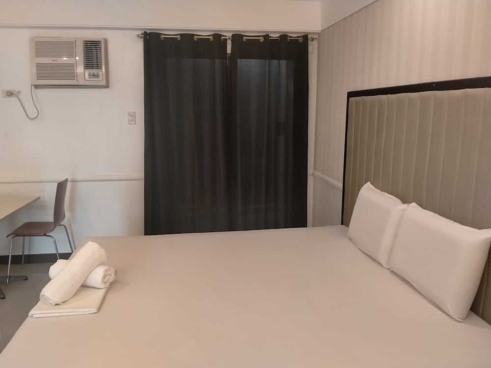 S&M Hotel 18/38