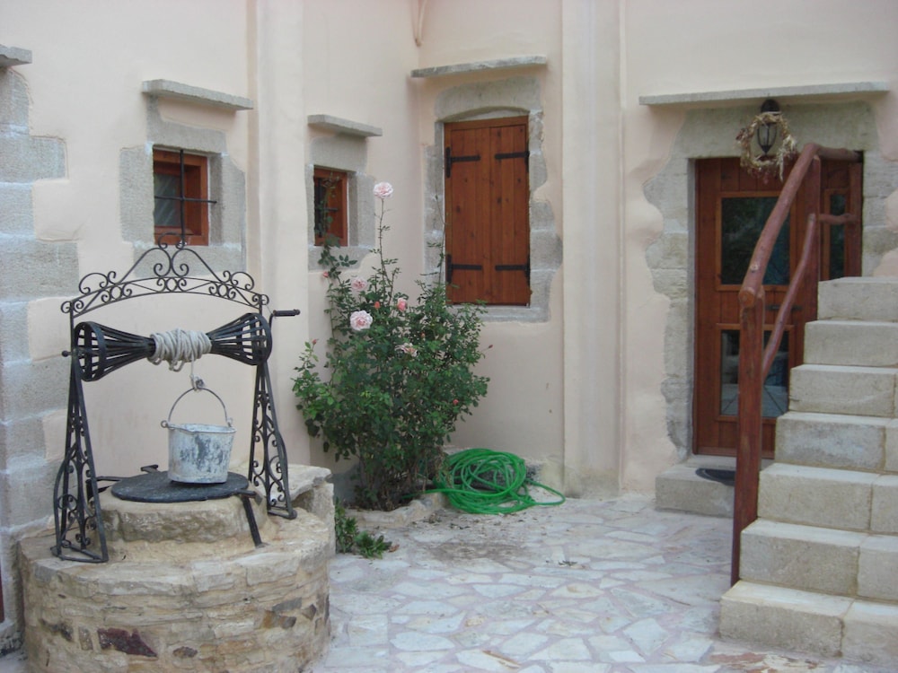 Patriko Traditional Residence 9/50