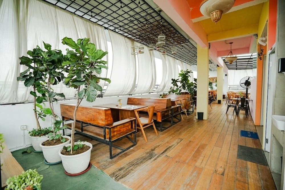 Deli Hotel 43/57