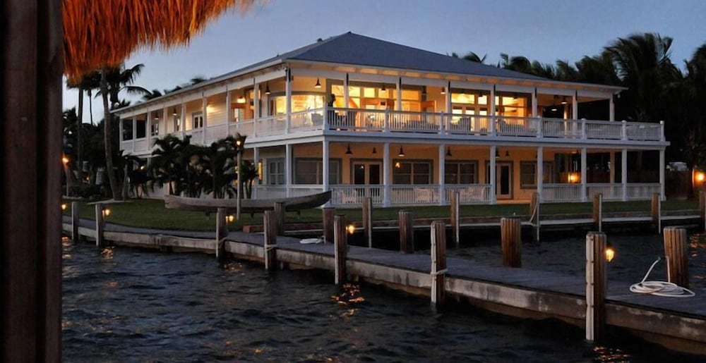 The Caribbean Resort 10/76