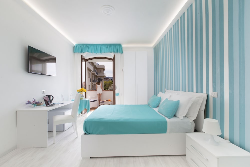 DELUXE, TOWN HOUSE