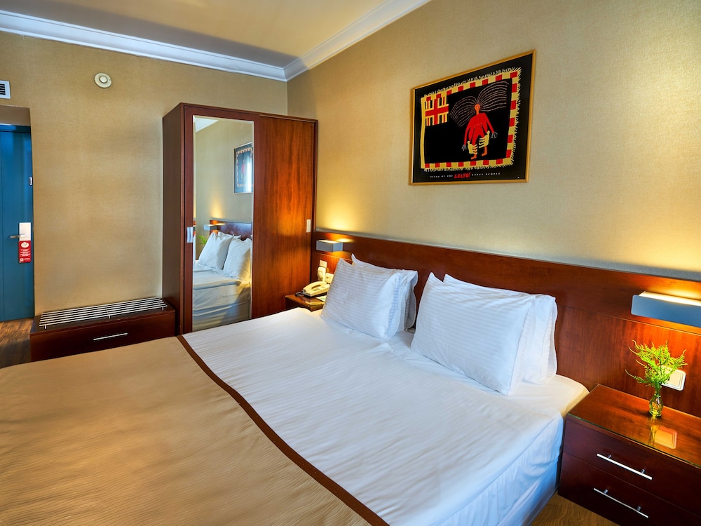 ROOM, SINGLE