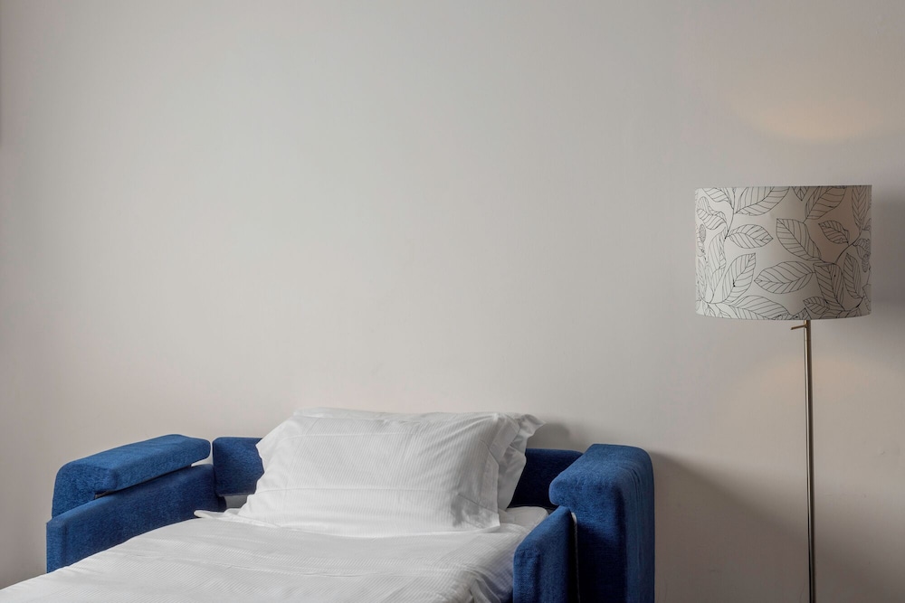 V Hotel 27/54