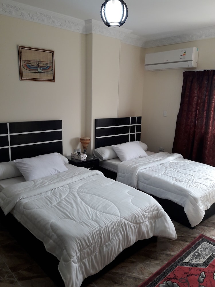 Three Giza Pyramids Inn 25/65
