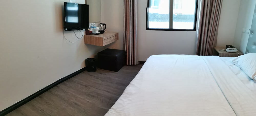 Ease Hotel 16/37