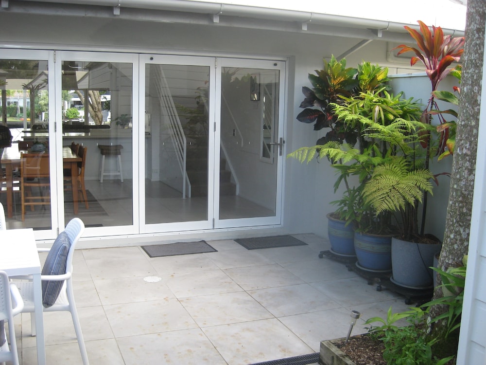 NOOSA ENTRANCE WATERFRONT RESORT 6/80