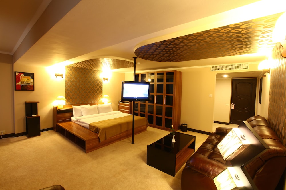 Nairi Hotel 30/68
