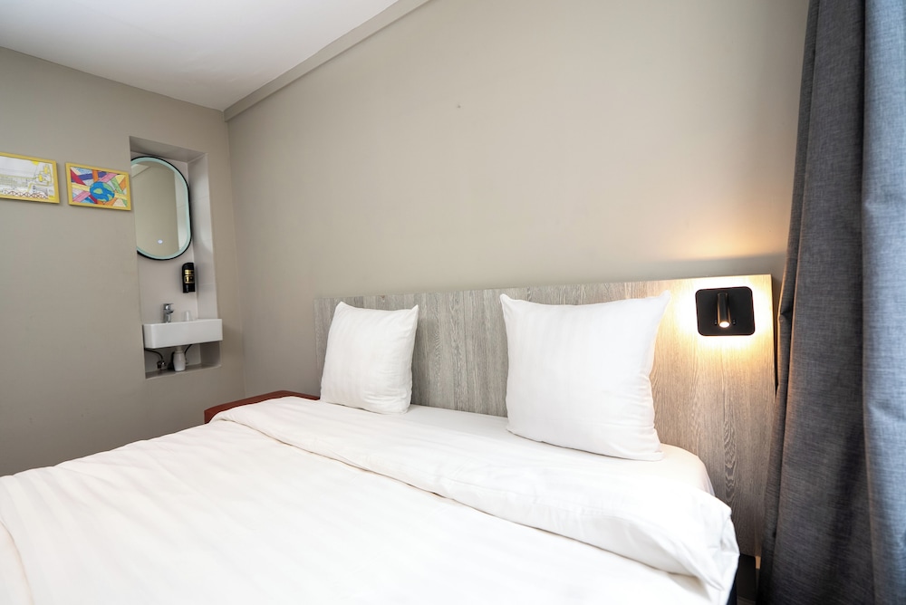Crown Hotel 38/50