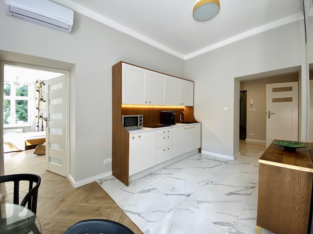 Faust And Mona Lisa Apartments 5/50