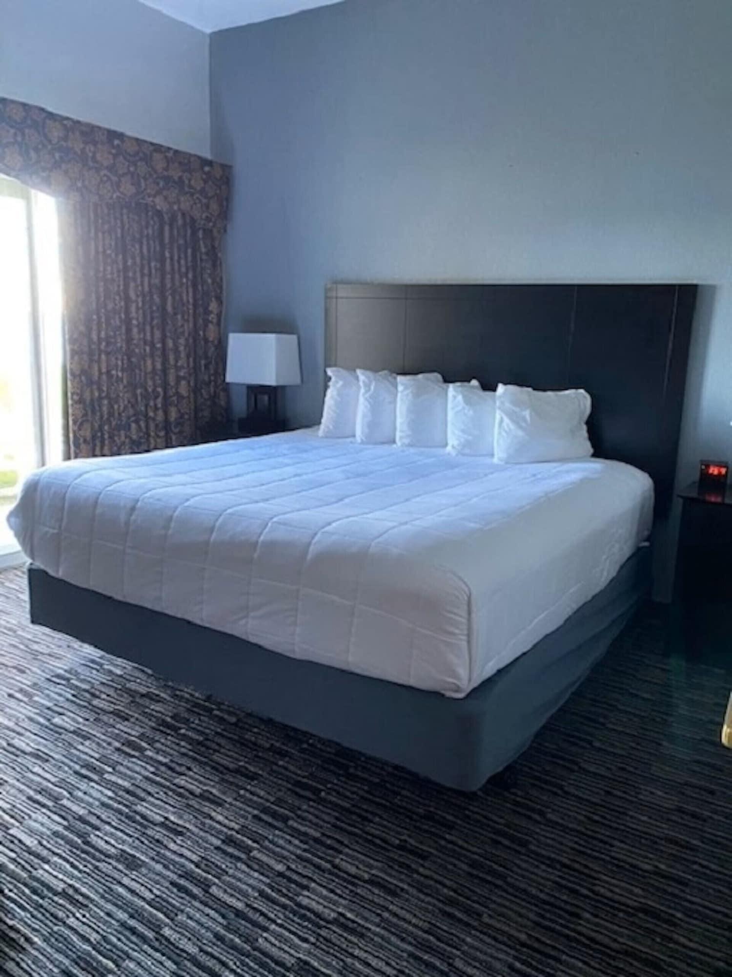 2 Bedrooms, Family Suite, Lake Side