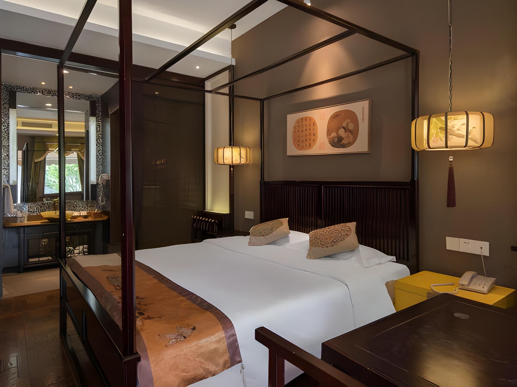 Elegant, Courtyard, Queen Bed
