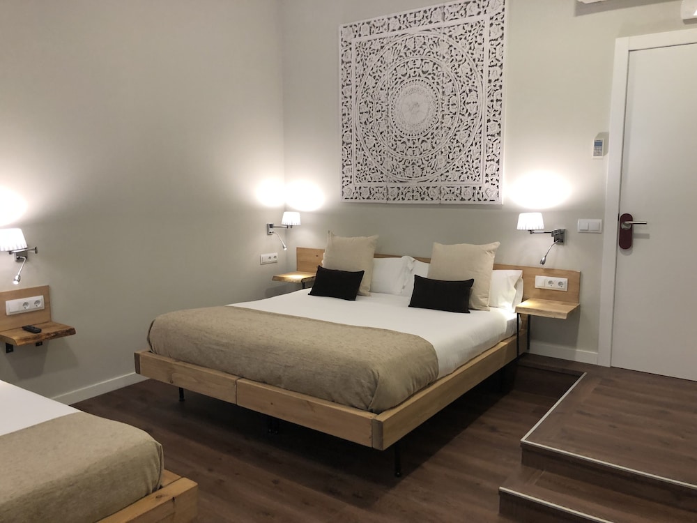 HOTEL RADHA 8/39
