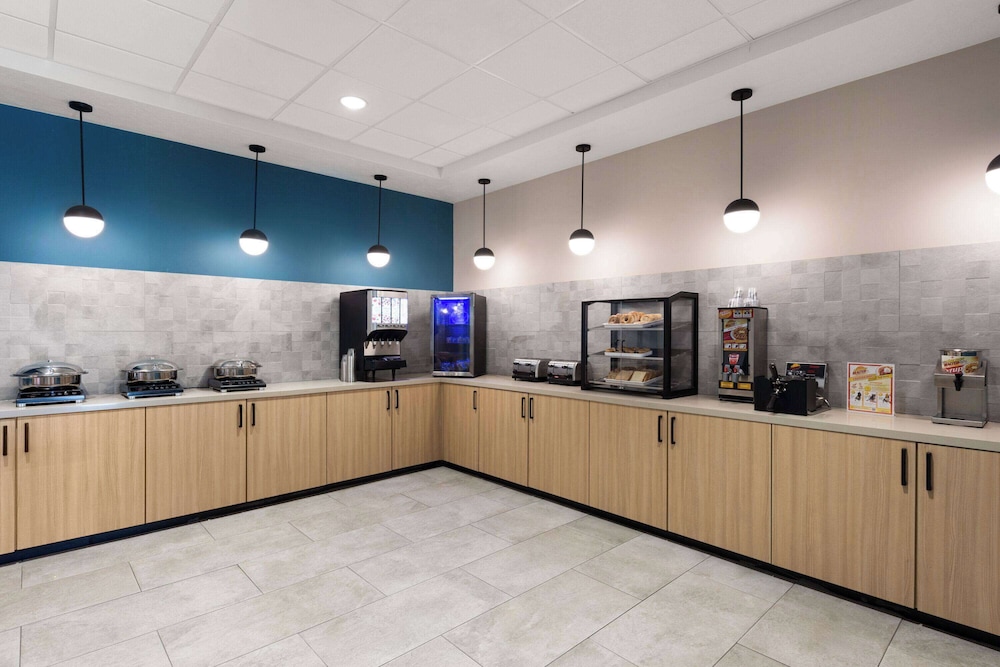 Hawthorn Extended Stay by Wyndham Kingman 13/27