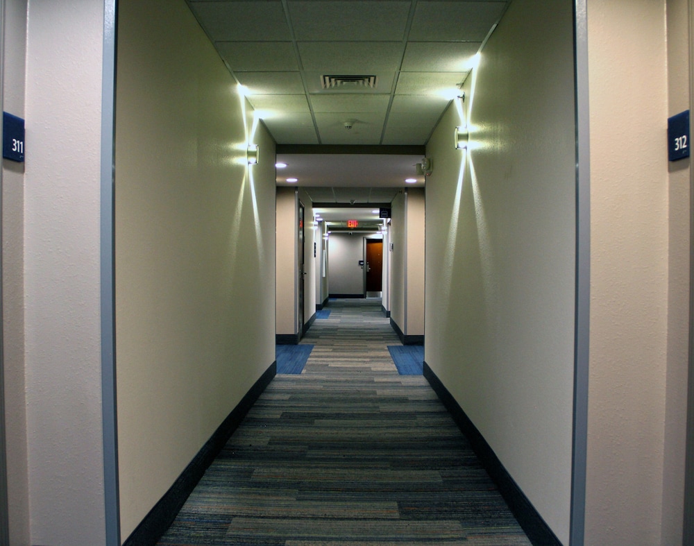 Holiday Inn Express Suites Somerset Central 73/76