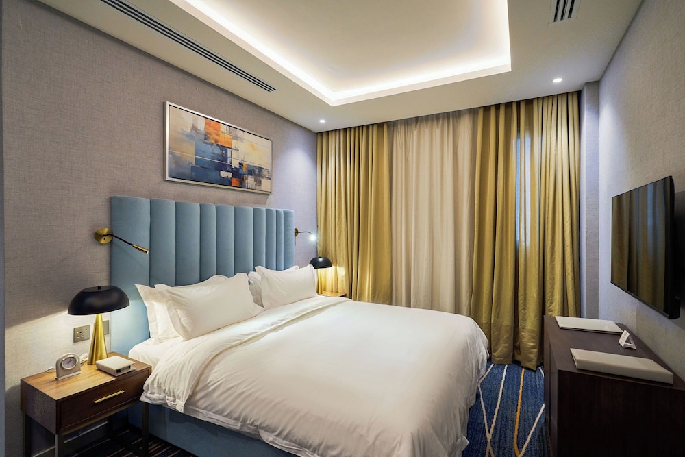 STANDARD, QUEEN BED