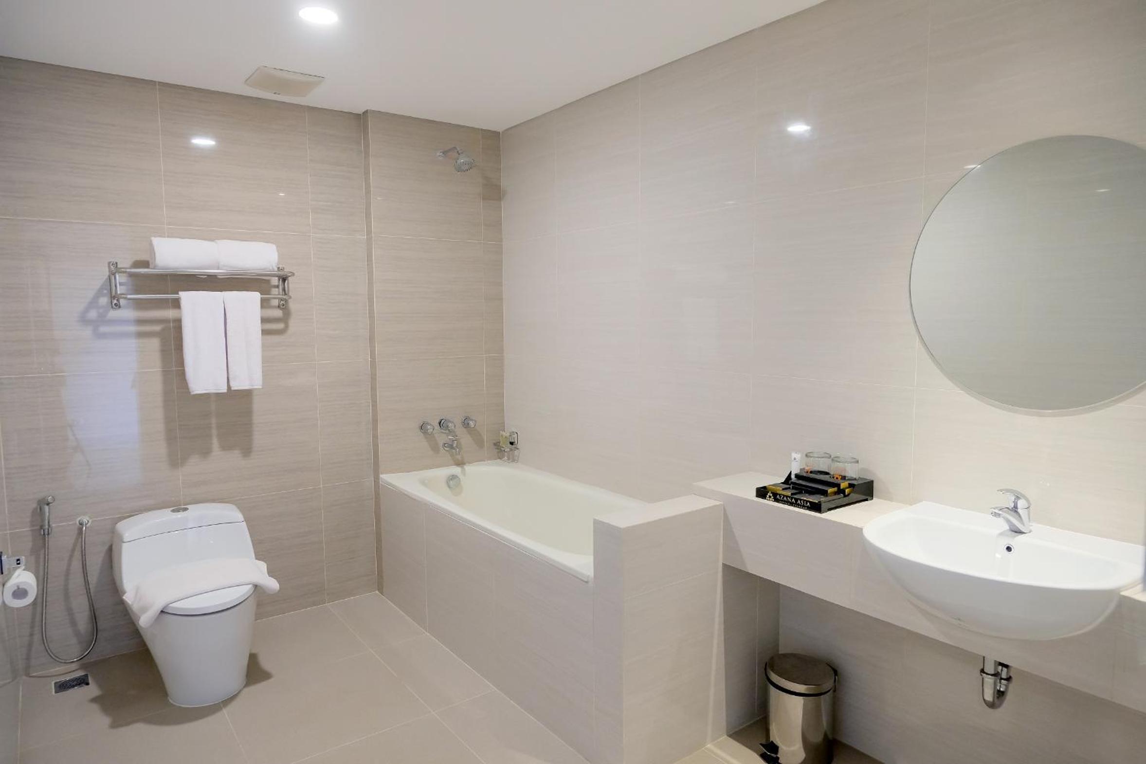 غرفة عائلية بسرير كوين وسرير فردي، Azana Asia Hotel Cilacap 3/4