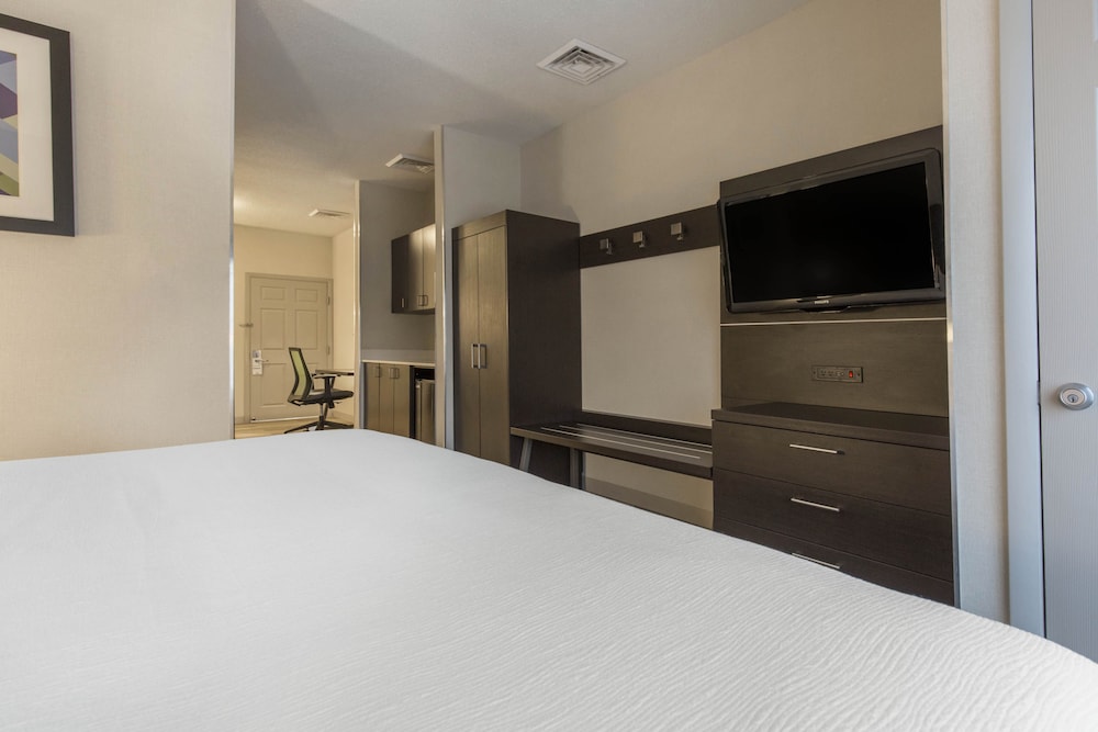 Holiday Inn Express and Suites Chicago West St Charles an IHG Hotel 12/72