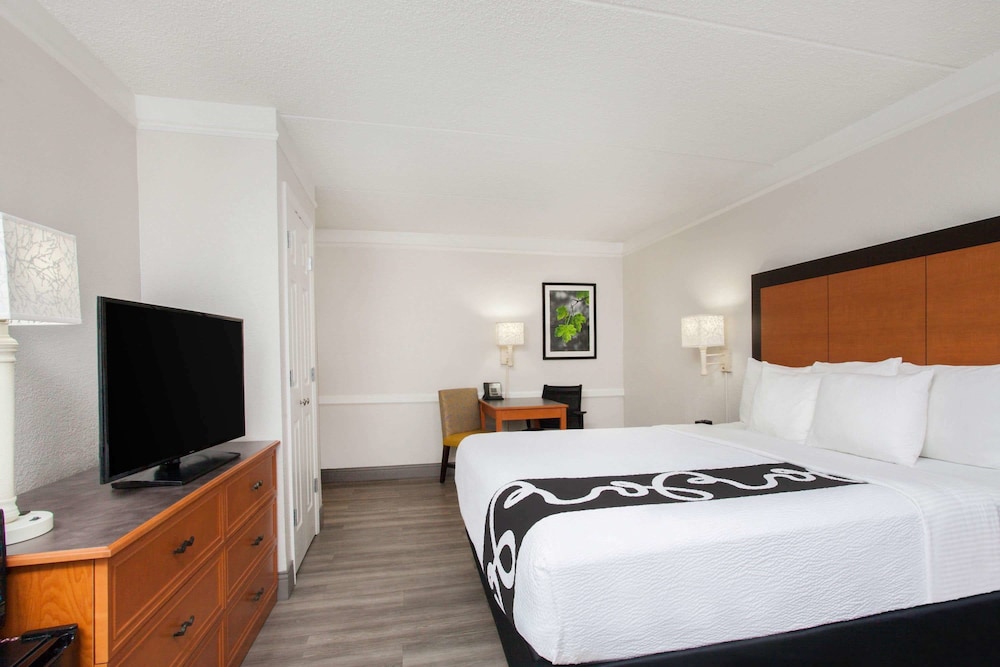 Baymont by Wyndham Fort Myers Central 10/27