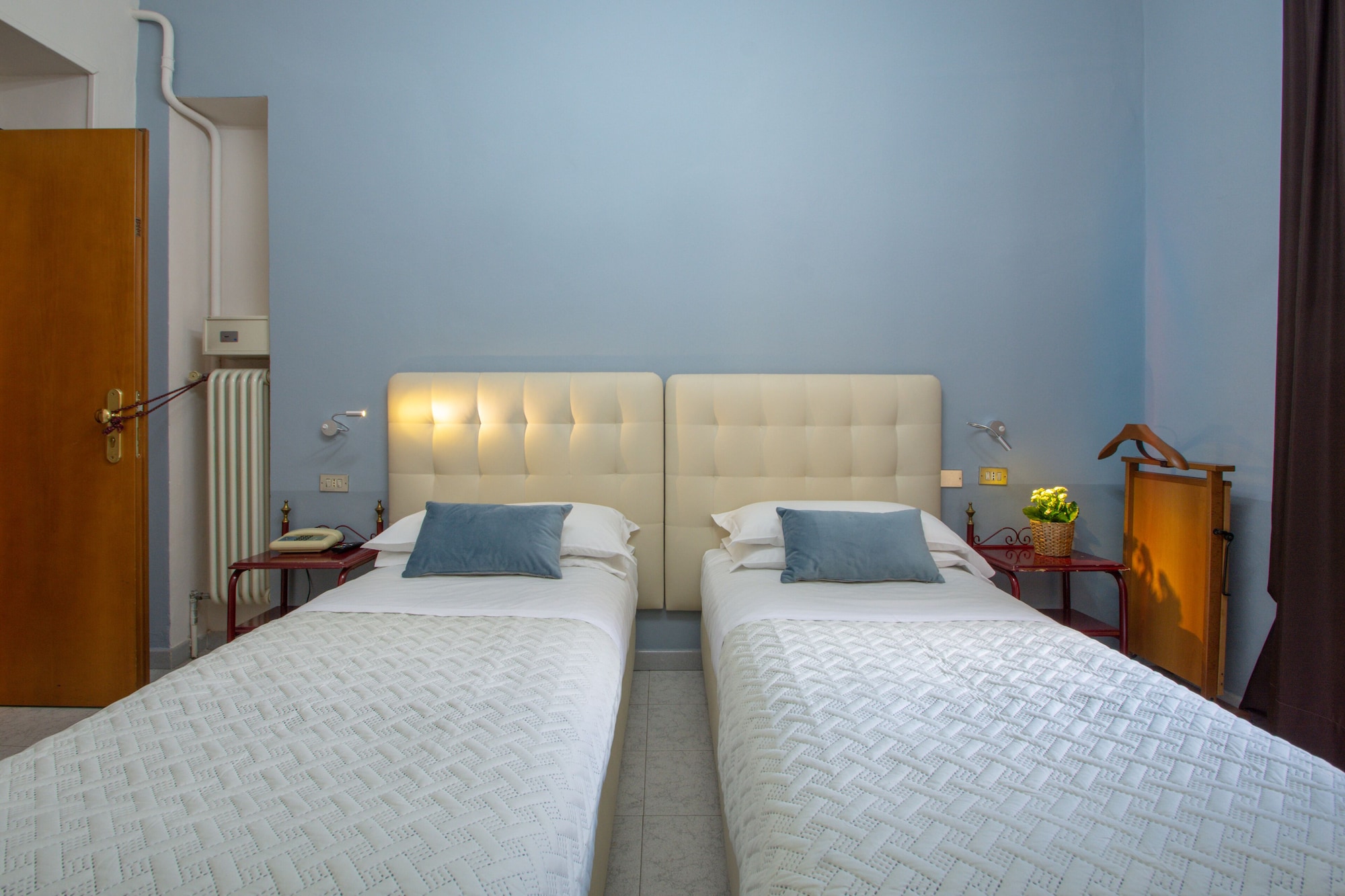 ROOM, TWIN BEDS