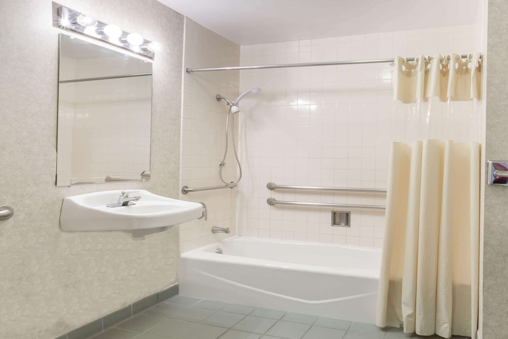 Days Inn by Wyndham Novato/San Francisco 12/50