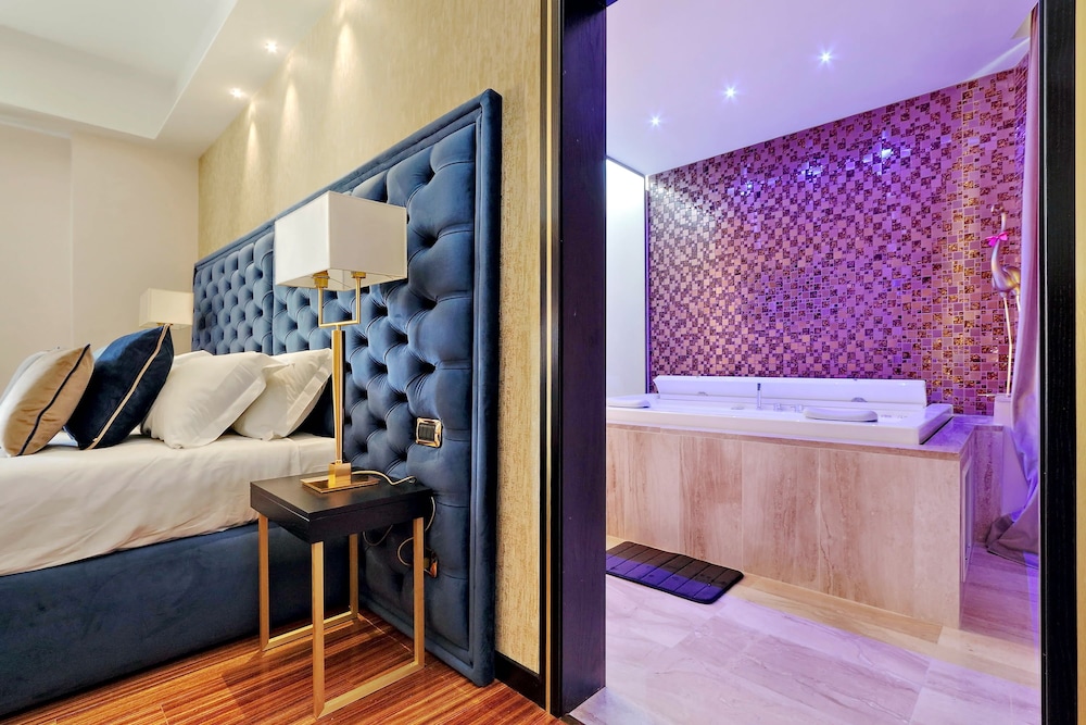 Spanish Diamond Luxury Suites & Jacuzzi 31/39
