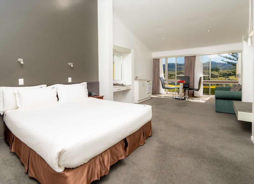 South Pacific Resort Hotel 10/50