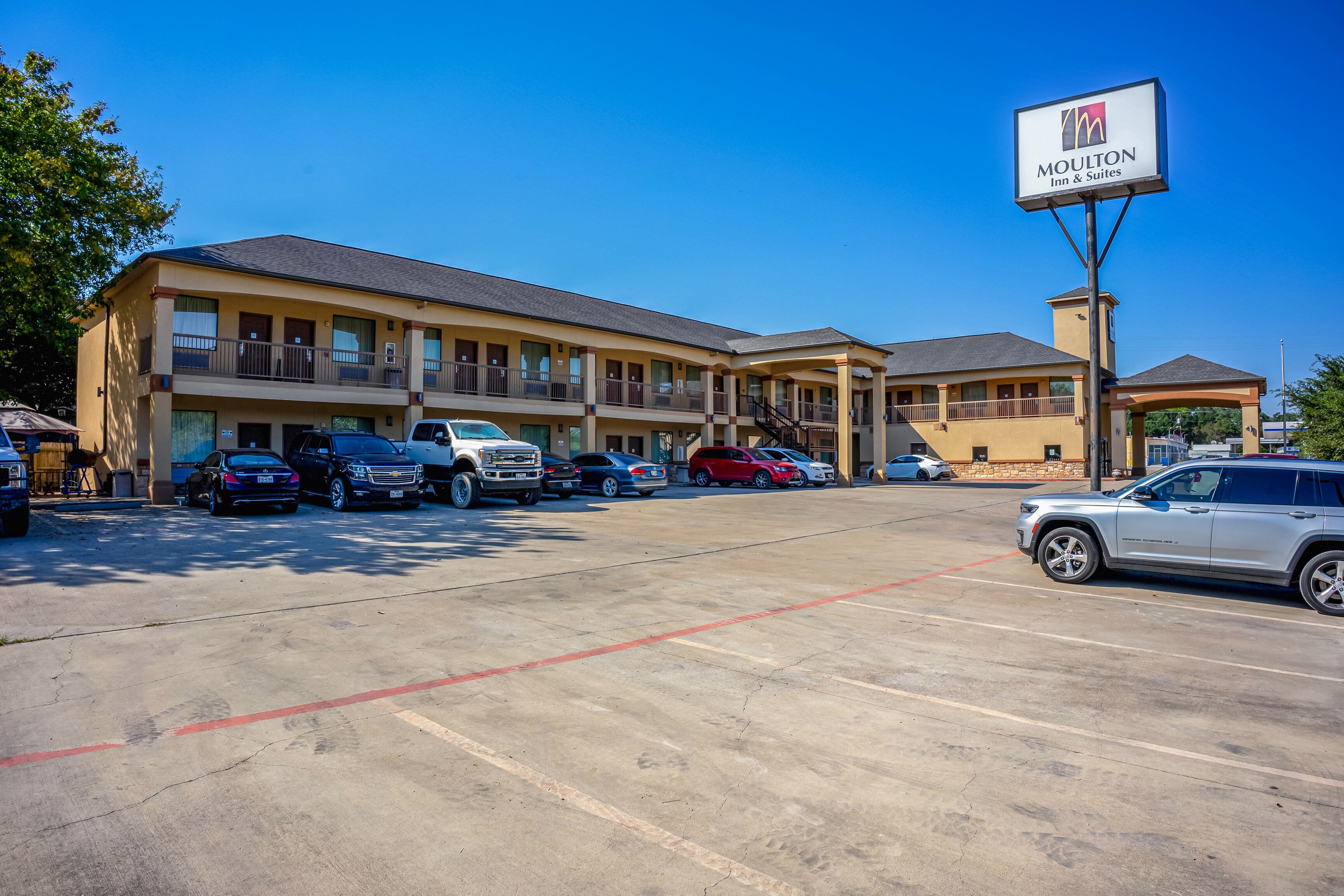Moulton Inn & Suites By OYO Near Shiner TX 18/29