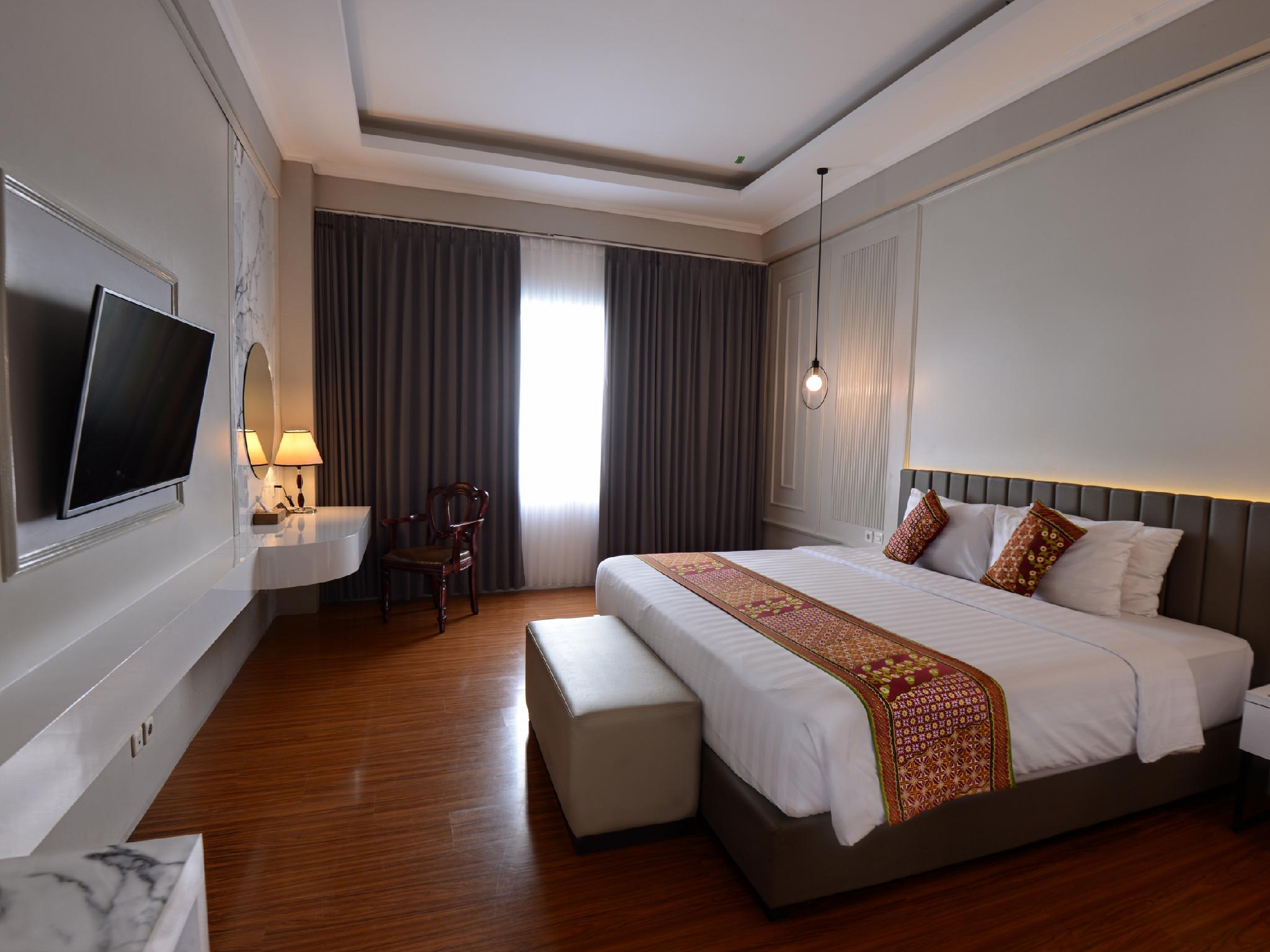 DELUXE, KING BED