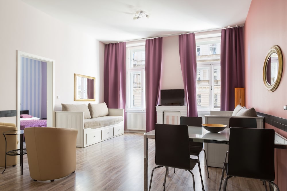 Royal Court Apartments 41/66