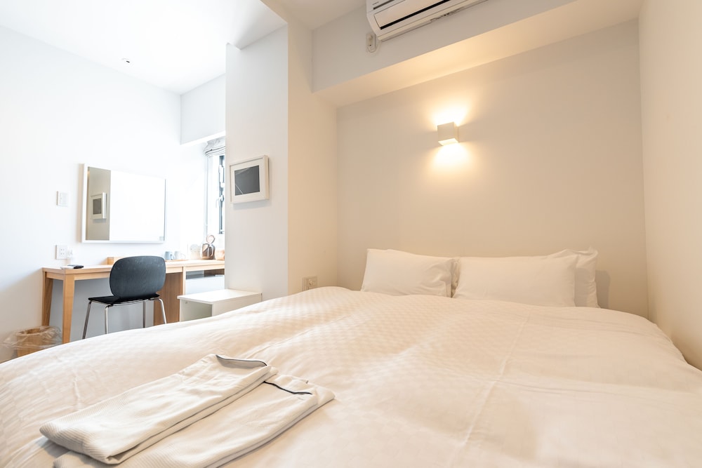 ROOM, QUEEN BED