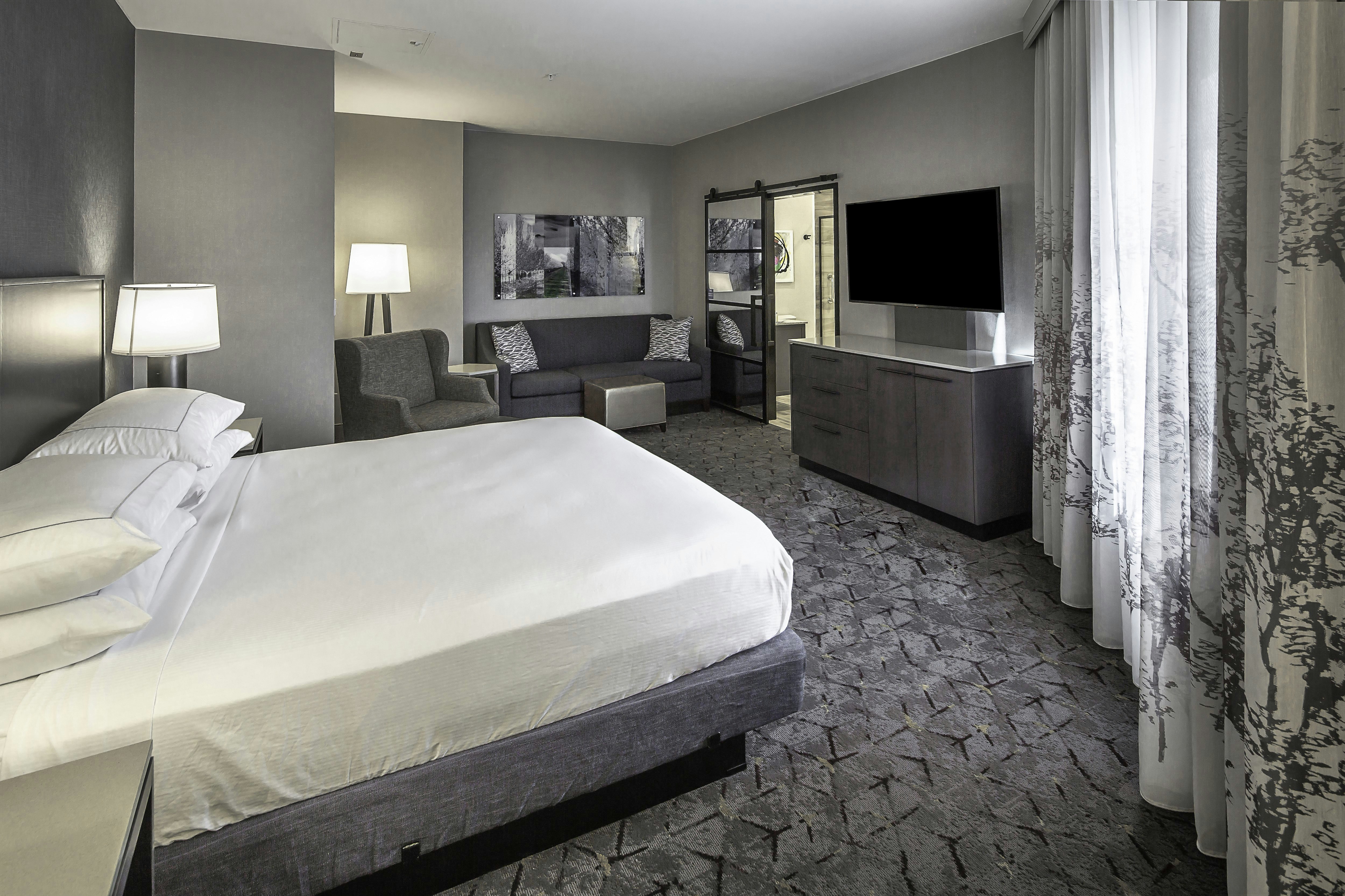 Suite, King Bed, Kitchenette, Corner