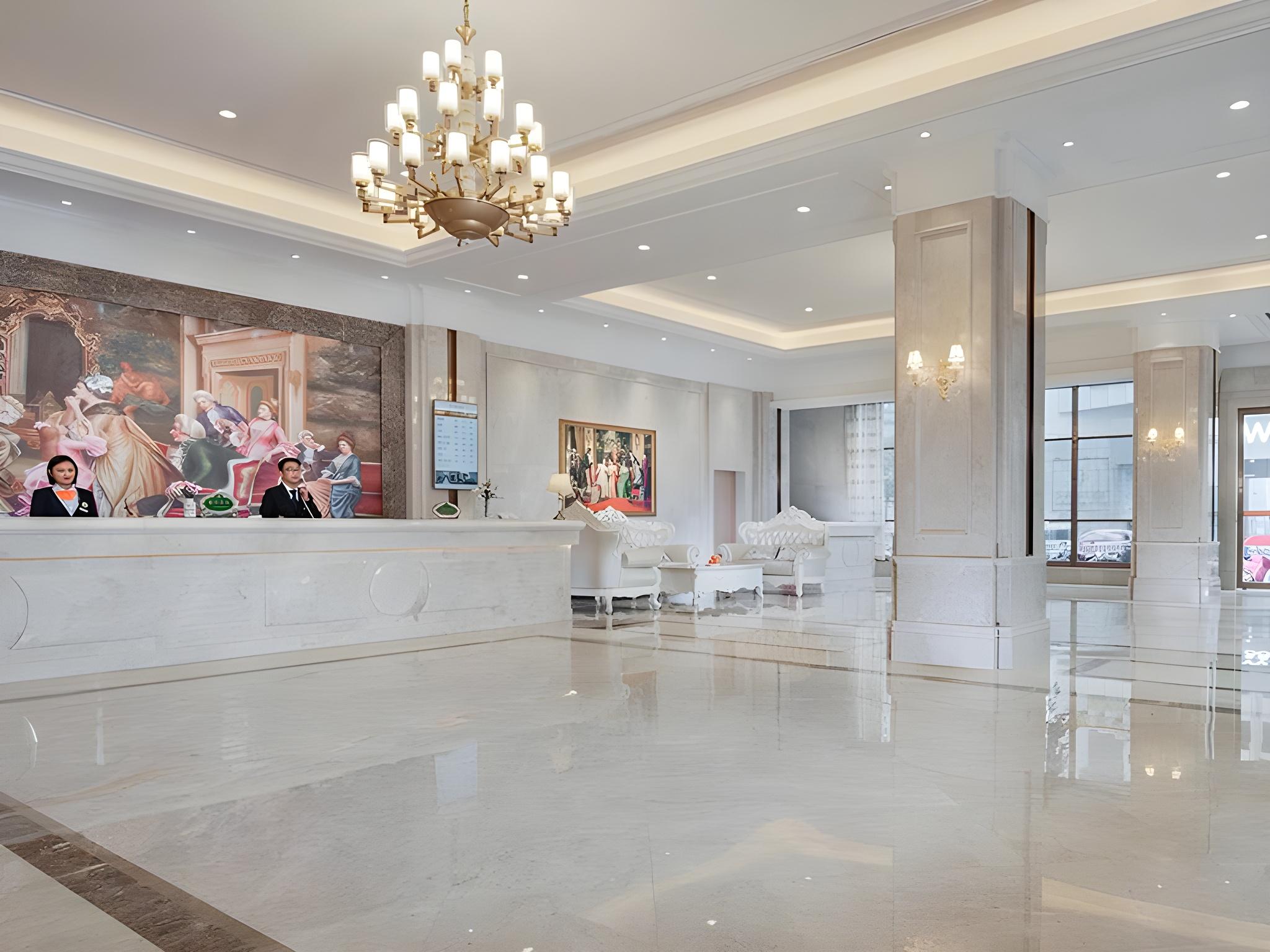 Vienna International Hotel (Xinyang Railway Station) 13/51
