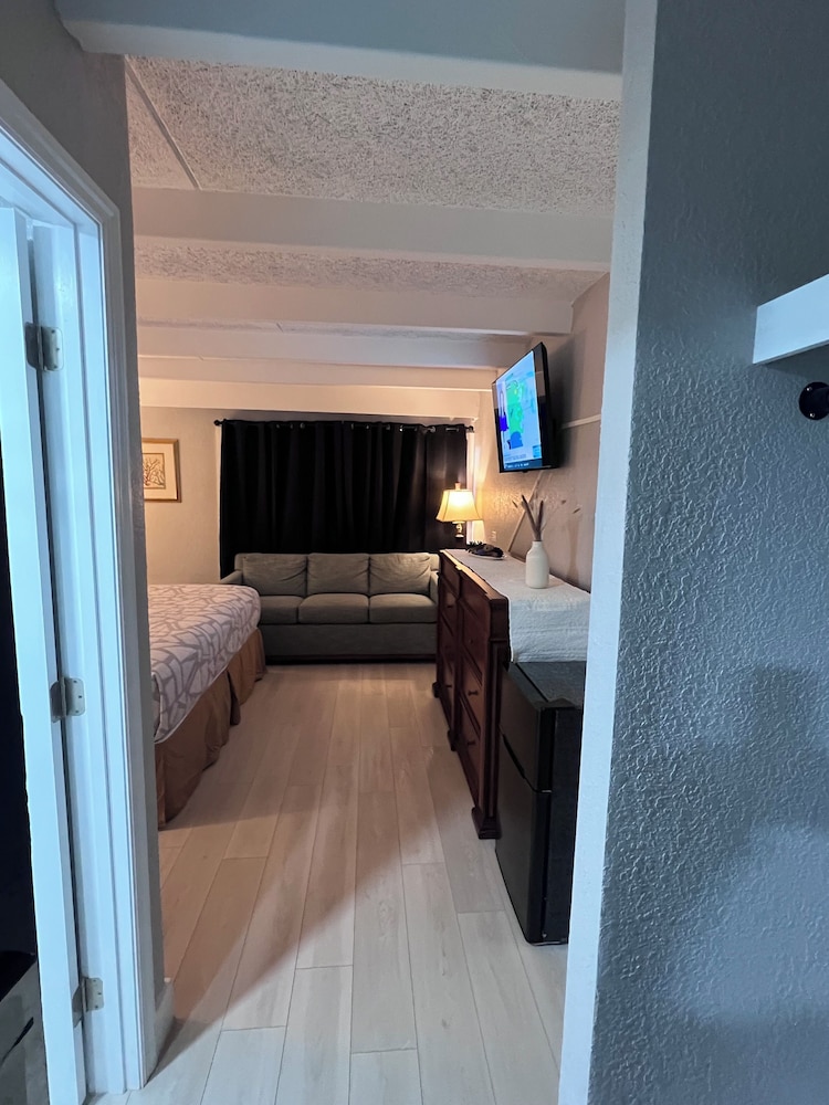 Regency Inn 24/55