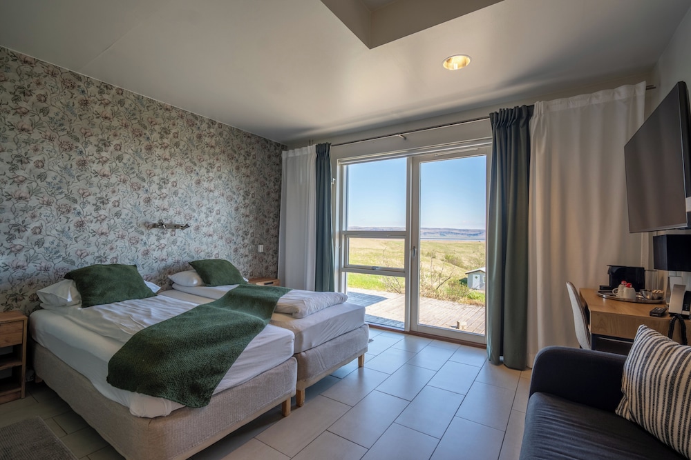 Deluxe, Double or Twin Bed, Mountain View
