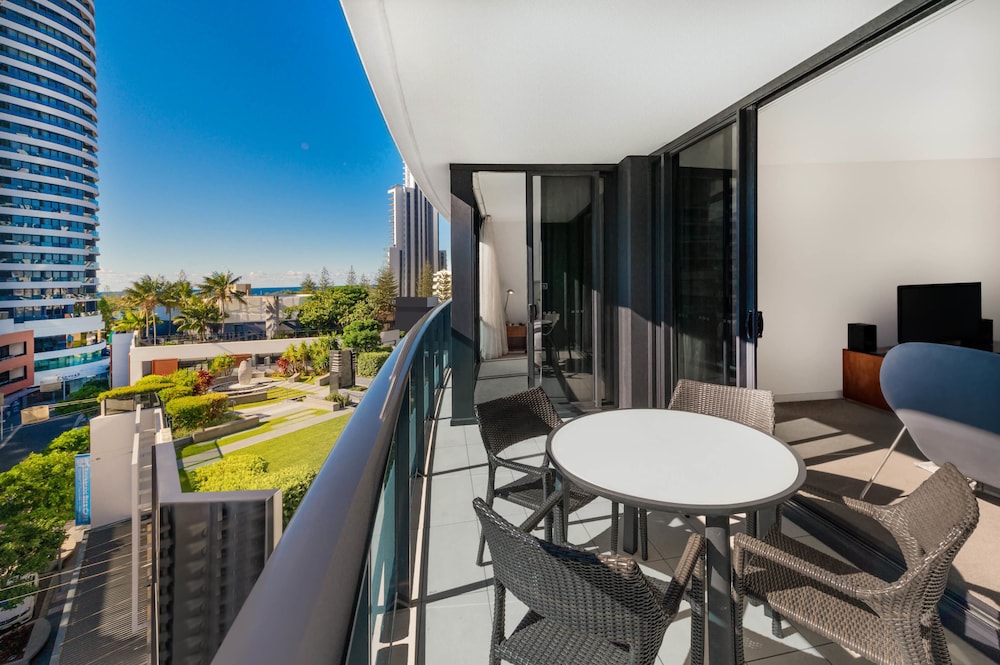 Peppers Broadbeach 53/68