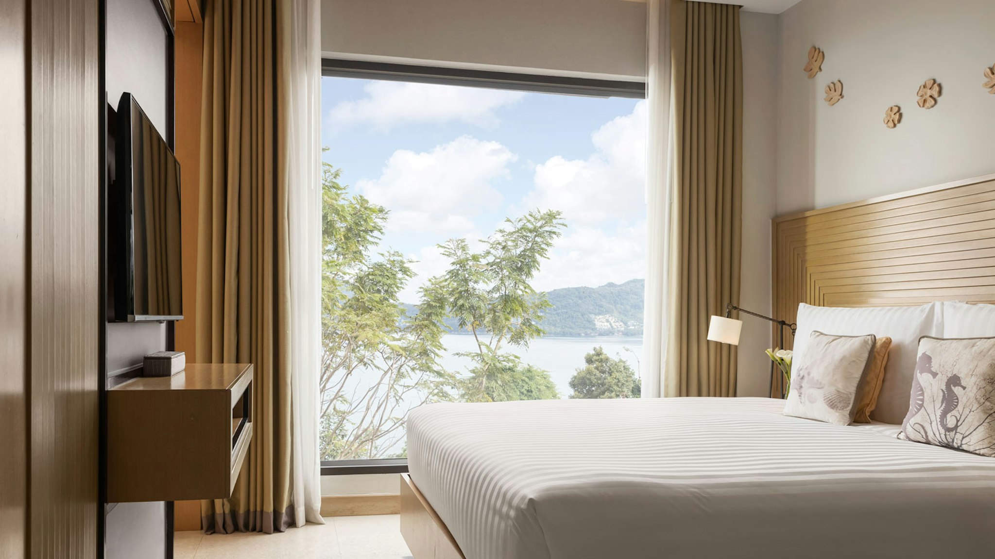 1 BEDROOM, OCEAN, SUITE, CORAL LOUNGE ACCESS