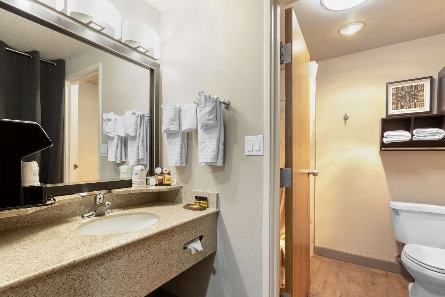 غرفة بسريرين كوين، Best Western Plus Midwest Inn 4/4