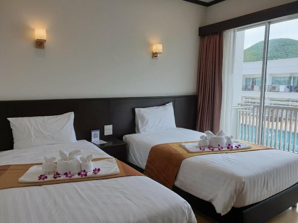Swan Lake Hotel Sattahip 9/23