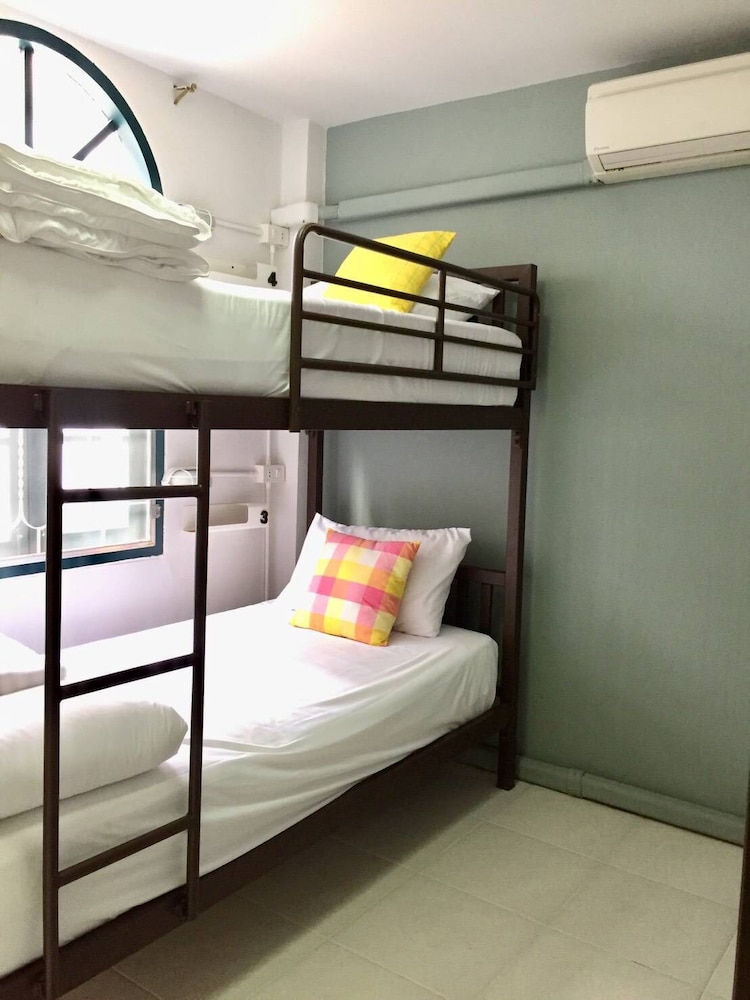 FEMALE DORM, 6 BEDS